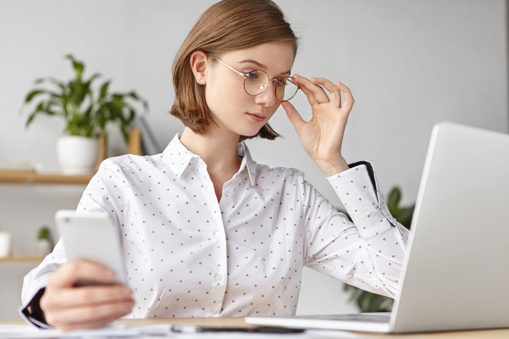 Использование специальных очков и экранных фильтров